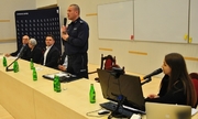 Komendant Miejski Policji w Łodzi przemawiający na temat bezpieczeństwa obywateli Ukrainy