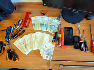 zabezpieczone pieniądze i narzędzia służące do włamań, między innymi śrubokręty i obcęgi oraz 2 telefony komórkowe