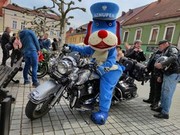 policyjna maskotka śląskiej Policji podczas pikniku MOTOSERCE z Policją
