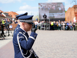 Komendant Główny Policji oddaje honor na Pl. Zamkowym w Warszawie w związku z centralnymi obchodami 231. rocznicy uchwalenia Konstytucji 3 maja