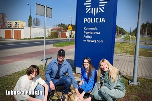 Rodzina z Ukrainy razem z policjantem i jego psem służbowym