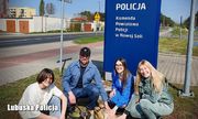 Rodzina z Ukrainy razem z policjantem i jego psem służbowym
