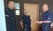 na zdjęciu Komendant Powiatowy Policji w Mielcu wraz z policjantką Barbarą Żyłą i jej przełożonym podczas wręczania listu z podziękowaniami od kobiety