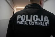 na plecach kurtki, która policjant ma na sobie widnieje napis: Policja, wydział kryminalny