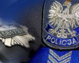fragment policyjnej odznaki i naszywki na mundurze przedstawiającej orła w koronie i napis Policja