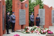 Uroczystości przed Pomnikiem Pamięci Pomordowanych Policjantów II RP Województwa Poznańskiego z udziałem zaproszonych gości