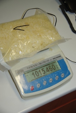 woreczek foliowy ze środkiem odurzającym na elektronicznej wadze