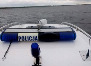 Widok akwenu z policyjnej łodzi