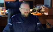 zastępca dyżurnego Komendy Miejskiej Policji w Jaworznie aspirant sztabowy Mariusz Dybich siedzi na swoim stanowisku przy komputerze