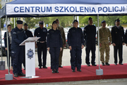Komendant Główny Policji, kierownictwo i kadra CSP oraz przedstawiciele KGP i innych służb mundurowych podczas otwarcia nowoczesnych obiektów do symulacji w CSP
