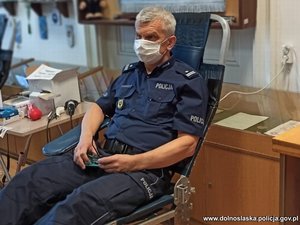 policjant podczas oddawani krwi