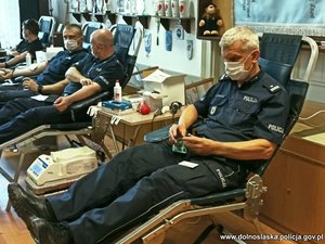 grupa policjantów podczas oddawania krwi