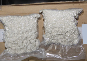woreczki z białą substancją zabezpieczone przez policjantów