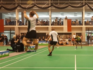 mężczyźni w trakcie gry w badmintona