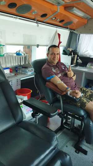 mężczyzna w trakcie oddawania krwi w krwiobusie