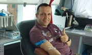 mężczyzna w trakcie oddawania krwi w krwiobusie