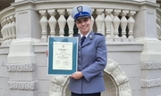 policjantka pozuje do zdjęcia trzymając certyfikat