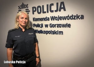 Policjantka przy napisie Komendy Wojewódzkiej Policji w Gorzowie Wielkopolskim