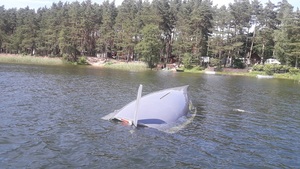 łódka odwrócona dnem do góry na jeziorze