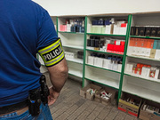 Policjanci podczas likwidacji magazynu z podrobionymi perfumami