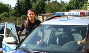 policjantka stoi przy radiowozie