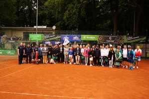 zdjęcie grupowe organizatorów i uczestników turniueju