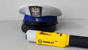 Czapka policjanta ruchu drogowego i urządzenie do pomiaru stanu trzeźwości