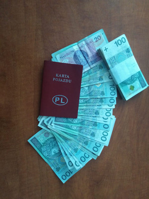 zabezpieczony paszport i banknoty