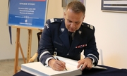 Zastępca Komendanta Głównego Policji nadinspektor Dariusz Augustyniak wpisuje się do księgi