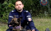 policjant z psem przewodnikiem