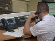 dyżurny na stanowisku pracy odbiera telefon