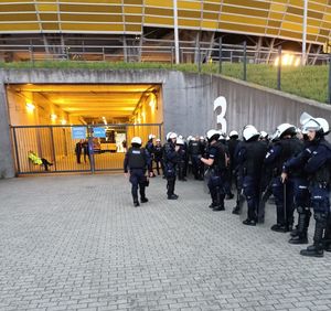 Policjanci oddziałów prewencji zebrani przed stadionem