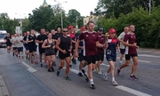 Mężczyźni i kobiety w trakcie biegu ulicą