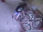 mężczyzna kradnie rower - stop klatka z zabezpieczonego monitoringu