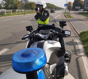 Policyjny motocyklista prowadzący pomiar prędkości na jednej z warszawskich ulic