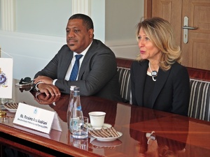 czarnoskóry mężczyzna w garniturze i kobieta siedzą za stołem