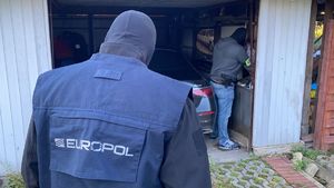 funkcjonariusz Europolu obserwujący przeszukanie garażu