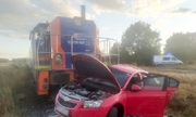 Samochód osobowy rozbity przez pociąg