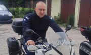 umundurowany policjant na motocyklu