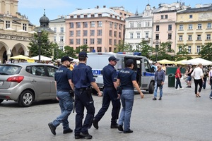 Zdjęcie przestawiające czwórkę umundurowanych funkcjonariuszy Policji polskiej i włoskiej podczas patrolowania