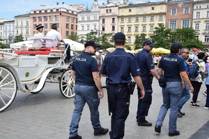 Zdjęcie przestawiające czwórkę umundurowanych funkcjonariuszy Policji polskiej i włoskiej podczas patrolowania