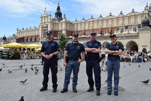 Zdjęcie przestawiające czwórkę umundurowanych funkcjonariuszy Policji polskiej i włoskiej  pozujących do zdjęcia