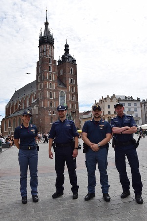 Zdjęcie przestawiające czwórkę umundurowanych funkcjonariuszy Policji polskiej i włoskiej  pozujących do zdjęcia