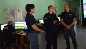 Zdjęcie przestawiające trójkę umundurowanych funkcjonariuszy Policji polskiej i włoskiej podczas wizyty na stanowisku kierowania