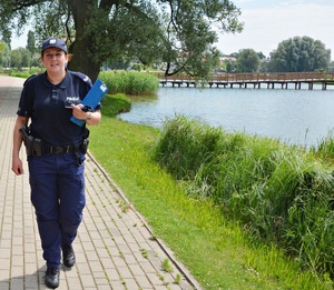 policjantka patroluje teren przy zalewie
