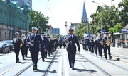 orkiestra policyjna maszeruje ulica Łodzi