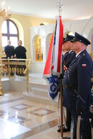 poczet sztandarowy polskiej Policji podczas prawosławnego nabożeństwa z okazji Święta Policji