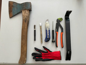 narzędzia i przedmioty zabezpieczone przez policjantów służące do popełniania przestępstw