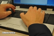 Mężczyzna trzyma dłonie na klawiaturze laptopa