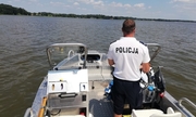 policjant na łódce w trakcie patrolu jeziora